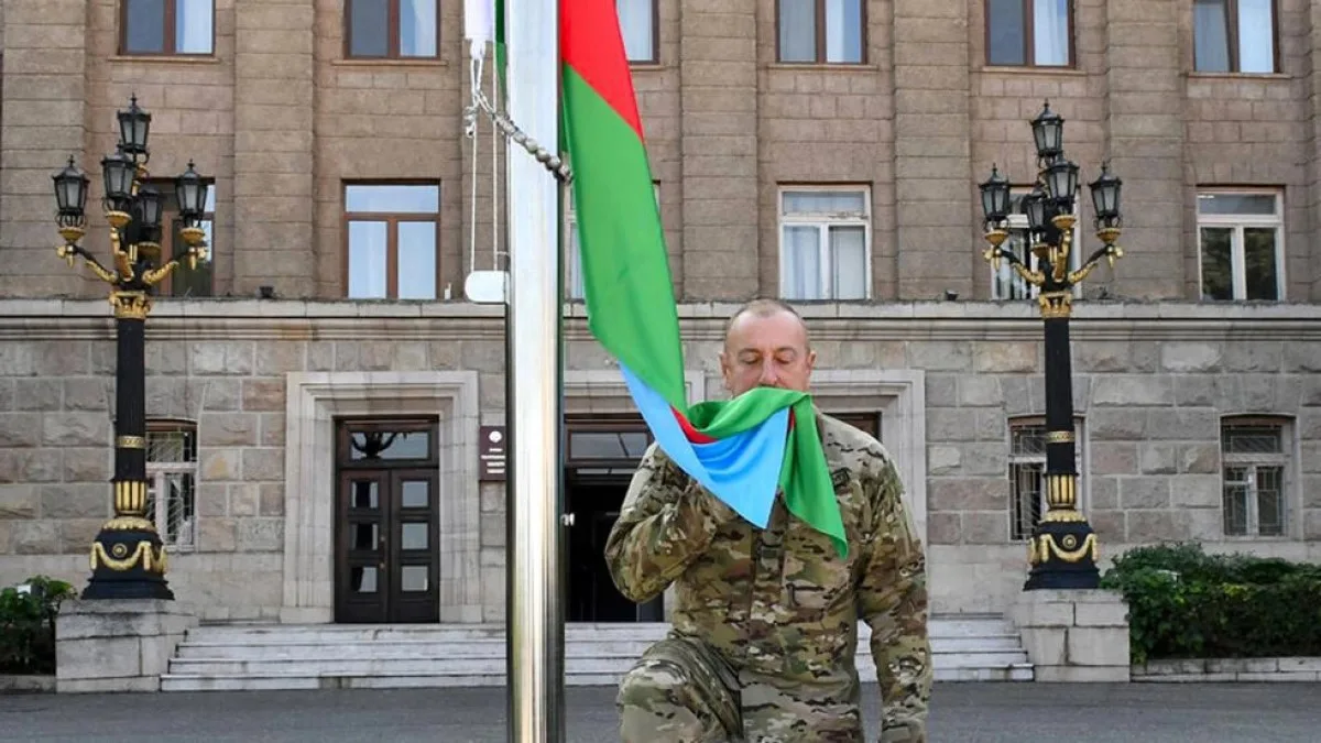 Madaxweynaha Asarbayjaan oo calanka qaranka ka taagay caasimadda Nagorno-Karabakh